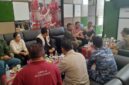 Foto : Bupati Kutai Barat Frederick Edwin didampingi Wakil Bupati H.Nanang Adriani Saat Menyambut Kunjungan BNPB Pusat untuk melakukan Peninjauan Lokasi Banjir di Muara Beloan.