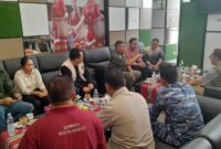Foto : Bupati Kutai Barat Frederick Edwin didampingi Wakil Bupati H.Nanang Adriani Saat Menyambut Kunjungan BNPB Pusat untuk melakukan Peninjauan Lokasi Banjir di Muara Beloan.