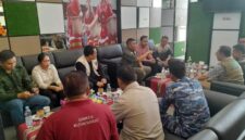 Foto : Bupati Kutai Barat Frederick Edwin didampingi Wakil Bupati H.Nanang Adriani Saat Menyambut Kunjungan BNPB Pusat untuk melakukan Peninjauan Lokasi Banjir di Muara Beloan.