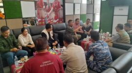 Foto : Bupati Kutai Barat Frederick Edwin didampingi Wakil Bupati H.Nanang Adriani Saat Menyambut Kunjungan BNPB Pusat untuk melakukan Peninjauan Lokasi Banjir di Muara Beloan.