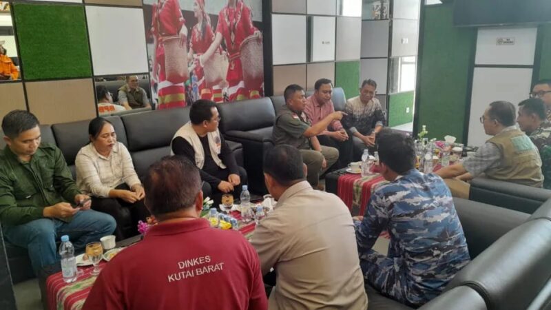 Foto : Bupati Kutai Barat Frederick Edwin didampingi Wakil Bupati H.Nanang Adriani Saat Menyambut Kunjungan BNPB Pusat untuk melakukan Peninjauan Lokasi Banjir di Muara Beloan.