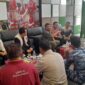 Foto : Bupati Kutai Barat Frederick Edwin didampingi Wakil Bupati H.Nanang Adriani Saat Menyambut Kunjungan BNPB Pusat untuk melakukan Peninjauan Lokasi Banjir di Muara Beloan.