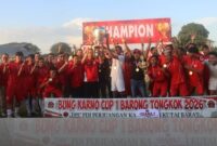 Foto : Bupati Kutai Barat Frederick Edwin Saat Menghadiri dan Menutup Secara Resmi Turnamen Bung Karno I di Lapangan Sepak Bola Rarakuta Barong Tongkok.