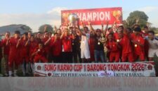 Foto : Bupati Kutai Barat Frederick Edwin Saat Menghadiri dan Menutup Secara Resmi Turnamen Bung Karno I di Lapangan Sepak Bola Rarakuta Barong Tongkok.