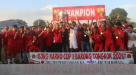 Foto : Bupati Kutai Barat Frederick Edwin Saat Menghadiri dan Menutup Secara Resmi Turnamen Bung Karno I di Lapangan Sepak Bola Rarakuta Barong Tongkok.