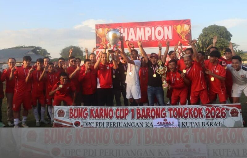 Foto : Bupati Kutai Barat Frederick Edwin Saat Menghadiri dan Menutup Secara Resmi Turnamen Bung Karno I di Lapangan Sepak Bola Rarakuta Barong Tongkok.