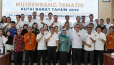 Sesi Foto Bersama Wakil Bupati Kutai Barat, H.Nanang Adriani Saat Menghadiri Musrenbang Tematik Penyusunan RKPD 2027.