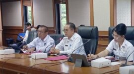 Foto : Pj.Sekretaris Daerah Kutai Barat, Kamius Djunaidi Saat Memimpin Rapat Evaluasi Penerapan BLUD 19 Puskesmas.