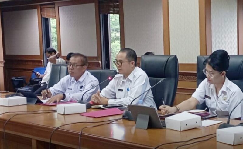 Foto : Pj.Sekretaris Daerah Kutai Barat, Kamius Djunaidi Saat Memimpin Rapat Evaluasi Penerapan BLUD 19 Puskesmas.