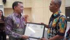 Foto Wakil Bupati Kutai Barat, H.Nanang Adriani Saat Menyerahkan Piagam Penghargaan Kepada Bahrin Selaku Kasi Pendidikan dan Kesehatan Kecamatan Penyinggahan Atas Prestasi Percepatan Penurunan Stunting.