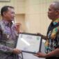 Foto Wakil Bupati Kutai Barat, H.Nanang Adriani Saat Menyerahkan Piagam Penghargaan Kepada Bahrin Selaku Kasi Pendidikan dan Kesehatan Kecamatan Penyinggahan Atas Prestasi Percepatan Penurunan Stunting.