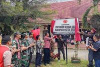 Foto Bupati Kutai Barat Frederick Edwin Didampingi Ketua PDA Kutai Barat Yurang Bersama Unsur Forkopimda Saat Mersmikan Kantor Presidium Dewan Adat (PDA) Kutai Barat.