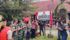 Foto Bupati Kutai Barat Frederick Edwin Didampingi Ketua PDA Kutai Barat Yurang Bersama Unsur Forkopimda Saat Mersmikan Kantor Presidium Dewan Adat (PDA) Kutai Barat.