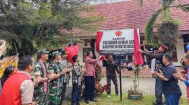 Foto Bupati Kutai Barat Frederick Edwin Didampingi Ketua PDA Kutai Barat Yurang Bersama Unsur Forkopimda Saat Mersmikan Kantor Presidium Dewan Adat (PDA) Kutai Barat.