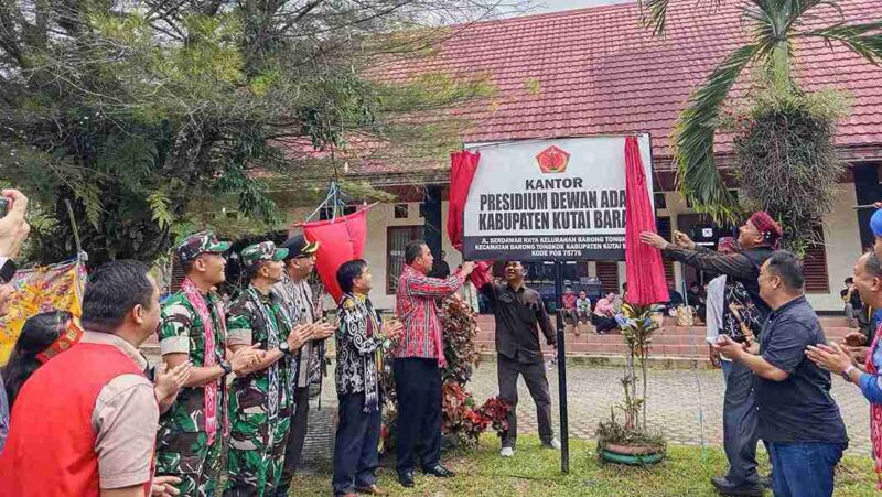 Foto Bupati Kutai Barat Frederick Edwin Didampingi Ketua PDA Kutai Barat Yurang Bersama Unsur Forkopimda Saat Mersmikan Kantor Presidium Dewan Adat (PDA) Kutai Barat.