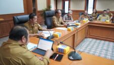 Kepala Dinas Penanaman Modal dan Pelayanan Terpadu Satu Pintu (DPMPTSP) Kutai Barat, Philip Silitonga Saat Membuka Audiensi RUPMK.