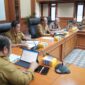 Kepala Dinas Penanaman Modal dan Pelayanan Terpadu Satu Pintu (DPMPTSP) Kutai Barat, Philip Silitonga Saat Membuka Audiensi RUPMK.