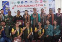 Ketua TP-PKK Kutai Barat, Maria Christina Mozes Edwin Bersama Kepala Dinas Ketapang Rion Saat Menggelar B2SA Goes To School.