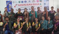 Ketua TP-PKK Kutai Barat, Maria Christina Mozes Edwin Bersama Kepala Dinas Ketapang Rion Saat Menggelar B2SA Goes To School.