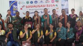 Ketua TP-PKK Kutai Barat, Maria Christina Mozes Edwin Bersama Kepala Dinas Ketapang Rion Saat Menggelar B2SA Goes To School.