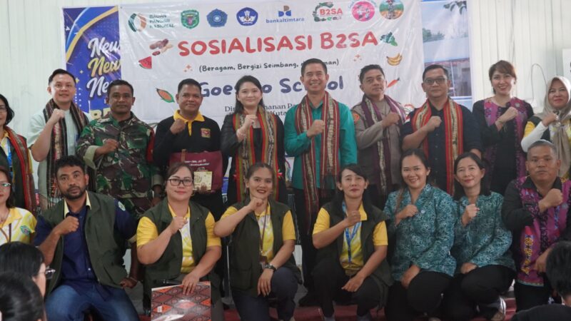 Ketua TP-PKK Kutai Barat, Maria Christina Mozes Edwin Bersama Kepala Dinas Ketapang Rion Saat Menggelar B2SA Goes To School.