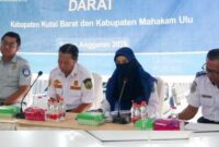 Foto Plt.Kepala Dinas Perhubungan Kutai Barat, Rita Nursandy Saat Menyampaikan Sosialisasi Regulasi Perizinan Angkutan di Pelabuhan Tering.