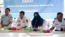 Foto Plt.Kepala Dinas Perhubungan Kutai Barat, Rita Nursandy Saat Menyampaikan Sosialisasi Regulasi Perizinan Angkutan di Pelabuhan Tering.