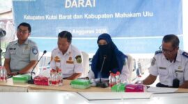 Foto Plt.Kepala Dinas Perhubungan Kutai Barat, Rita Nursandy Saat Menyampaikan Sosialisasi Regulasi Perizinan Angkutan di Pelabuhan Tering.