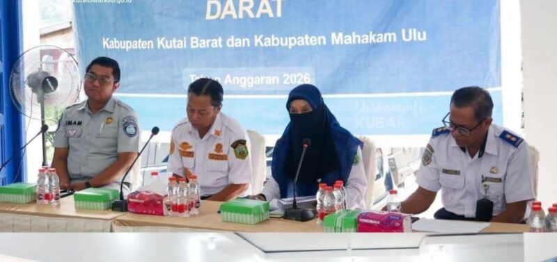 Foto Plt.Kepala Dinas Perhubungan Kutai Barat, Rita Nursandy Saat Menyampaikan Sosialisasi Regulasi Perizinan Angkutan di Pelabuhan Tering.