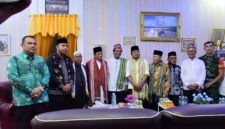 Foto Bersama Menag RI Nasaruddin Umar, Gubernur Kaltim Rudy Mas'ud dan Bupati Kutai Barat Frederick Edwin Saat Kegiatan Wawasan Kebangsaan Dalam Rangka Hut PP Assalam Arya Kemuning Kutai Barat.