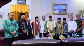 Foto Bersama Menag RI Nasaruddin Umar, Gubernur Kaltim Rudy Mas'ud dan Bupati Kutai Barat Frederick Edwin Saat Kegiatan Wawasan Kebangsaan Dalam Rangka Hut PP Assalam Arya Kemuning Kutai Barat.