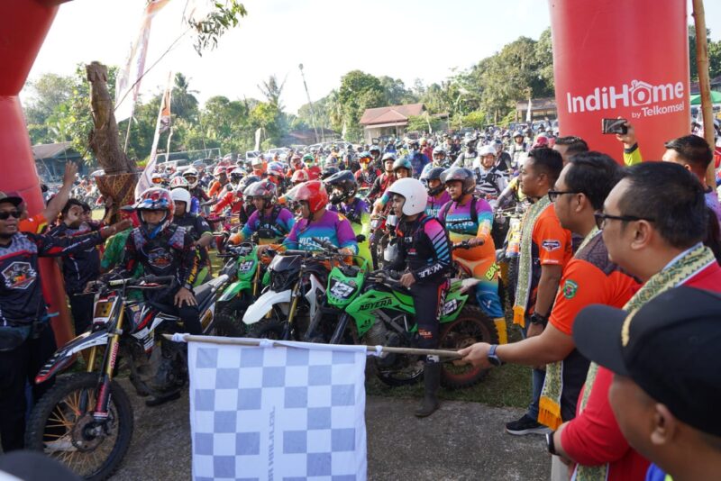 Bupati Kutai Barat, Frederick Edwin Saat Membuka Perhelatan Festival Luuq Melapeh yang juga dirangkai dengan Kejuaraan Motor Cross.