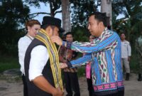 Bupati Kutai Barat Frederick Edwin Saat Menyambut Kunjungan Kerja Gubernur Kaltim, Rudy Mas'ud di Pelabuhan Penyeberangan Feri Melak Ilir.