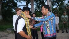 Bupati Kutai Barat Frederick Edwin Saat Menyambut Kunjungan Kerja Gubernur Kaltim, Rudy Mas'ud di Pelabuhan Penyeberangan Feri Melak Ilir.