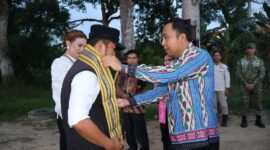 Bupati Kutai Barat Frederick Edwin Saat Menyambut Kunjungan Kerja Gubernur Kaltim, Rudy Mas'ud di Pelabuhan Penyeberangan Feri Melak Ilir.