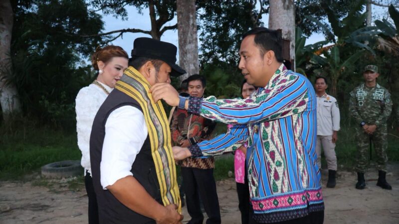 Bupati Kutai Barat Frederick Edwin Saat Menyambut Kunjungan Kerja Gubernur Kaltim, Rudy Mas'ud di Pelabuhan Penyeberangan Feri Melak Ilir.