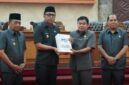 Bupati Kutai Barat, Frederick Edwin didampingi Wakil Bupati Kutai Barat, H.Nanang Adriani Saat Menyampaikan Rancangan KUA dan PPAS Tahun Anggaran 2027 Kepada Ketua DPRD Kutai Barat Ridwai.