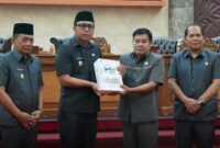 Bupati Kutai Barat, Frederick Edwin didampingi Wakil Bupati Kutai Barat, H.Nanang Adriani Saat Menyampaikan Rancangan KUA dan PPAS Tahun Anggaran 2027 Kepada Ketua DPRD Kutai Barat Ridwai.