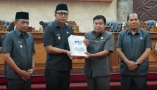 Bupati Kutai Barat, Frederick Edwin didampingi Wakil Bupati Kutai Barat, H.Nanang Adriani Saat Menyampaikan Rancangan KUA dan PPAS Tahun Anggaran 2027 Kepada Ketua DPRD Kutai Barat Ridwai.