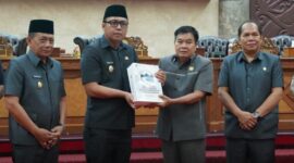Bupati Kutai Barat, Frederick Edwin didampingi Wakil Bupati Kutai Barat, H.Nanang Adriani Saat Menyampaikan Rancangan KUA dan PPAS Tahun Anggaran 2027 Kepada Ketua DPRD Kutai Barat Ridwai.