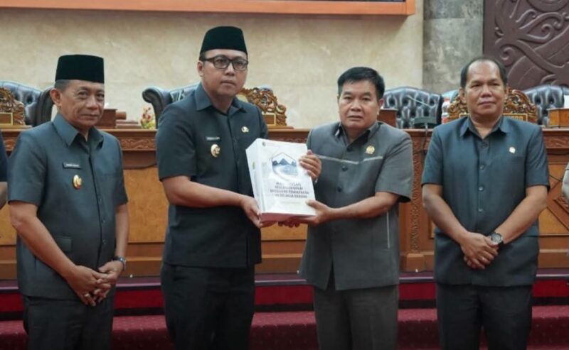 Bupati Kutai Barat, Frederick Edwin didampingi Wakil Bupati Kutai Barat, H.Nanang Adriani Saat Menyampaikan Rancangan KUA dan PPAS Tahun Anggaran 2027 Kepada Ketua DPRD Kutai Barat Ridwai.