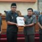 Bupati Kutai Barat, Frederick Edwin didampingi Wakil Bupati Kutai Barat, H.Nanang Adriani Saat Menyampaikan Rancangan KUA dan PPAS Tahun Anggaran 2027 Kepada Ketua DPRD Kutai Barat Ridwai.