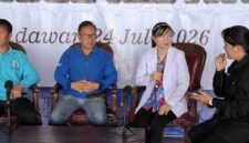 Plt.Kepala Dinas Kesehatan Kutai Barat, Barnabas Bersama Direktur RSUD Harapan Insan Sendawar, dr.Marisye Christiantia, Sp.PD, Serta Kepala Bidang Pencegahan dan Pengendalian Penyakit Dinkes Kubar, Weda Saat Menggelar Talk Show kesehatan dalam rangka peringatan Hari Hepatitis se-Dunia.