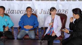 Plt.Kepala Dinas Kesehatan Kutai Barat, Barnabas Bersama Direktur RSUD Harapan Insan Sendawar, dr.Marisye Christiantia, Sp.PD, Serta Kepala Bidang Pencegahan dan Pengendalian Penyakit Dinkes Kubar, Weda Saat Menggelar Talk Show kesehatan dalam rangka peringatan Hari Hepatitis se-Dunia.