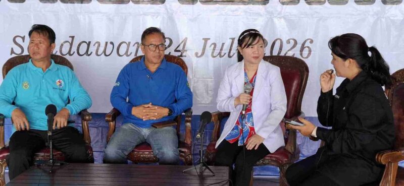 Plt.Kepala Dinas Kesehatan Kutai Barat, Barnabas Bersama Direktur RSUD Harapan Insan Sendawar, dr.Marisye Christiantia, Sp.PD, Serta Kepala Bidang Pencegahan dan Pengendalian Penyakit Dinkes Kubar, Weda Saat Menggelar Talk Show kesehatan dalam rangka peringatan Hari Hepatitis se-Dunia.