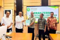 Kepala Dinas Pertanian Kutai Barat Saat Menyerahkan Akta Notaris kepada 47 Kelompok Tani (Poktan).
