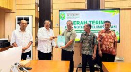 Kepala Dinas Pertanian Kutai Barat Saat Menyerahkan Akta Notaris kepada 47 Kelompok Tani (Poktan).