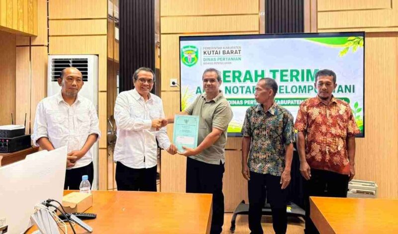 Kepala Dinas Pertanian Kutai Barat Saat Menyerahkan Akta Notaris kepada 47 Kelompok Tani (Poktan).