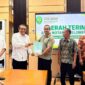 Kepala Dinas Pertanian Kutai Barat Saat Menyerahkan Akta Notaris kepada 47 Kelompok Tani (Poktan).