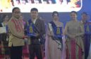 Bupati Kutai Barat, Frederick Edwin didampingi Istri, Maria Christina Mozes Edwin Saat Menyerahkan Penghargaan kepada Duta Wisata dan Duta Pariwisata Sendawar 2026.